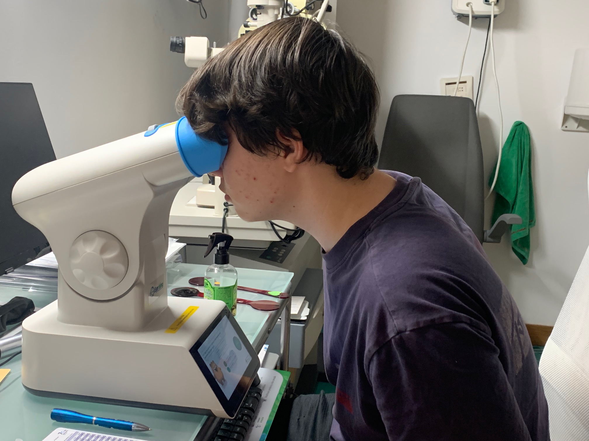Niño realizando tratamiento con luz roja Eyerising para el control de la miopía magna infantil