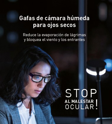 Mujer utilizando gafas de cámara húmeda para ojo seco durante el trabajo con ordenador