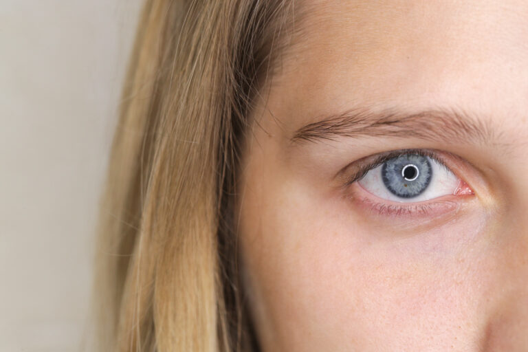 Paciente colocándose lentillas para astigmatismo, mostrando visión clara y salud ocular