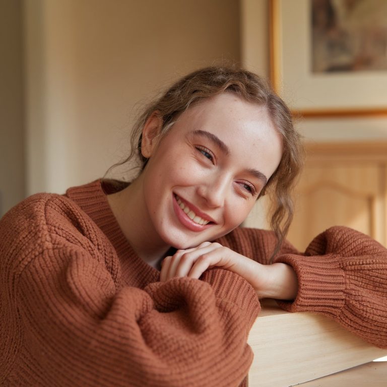 Paciente feliz tras elegir entre LASIK o PRK para mejorar su visión, disfrutando de una vida sin gafas ni lentillas